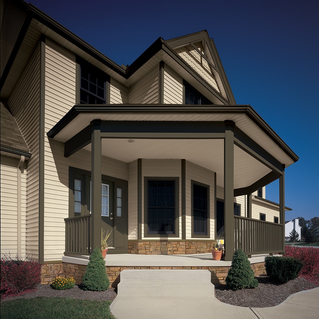 Exterior Portfolio Premium Pointe D4 lap siding in Portsmouth on a covered-porch home